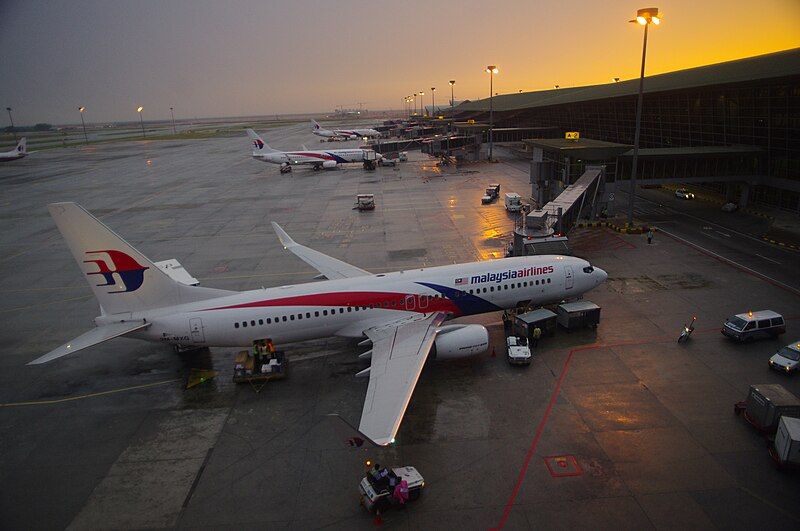 File:MA737-800klia.jpg