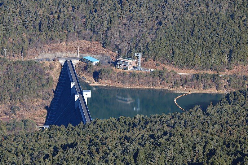 File:Nakanoho Dam.jpg