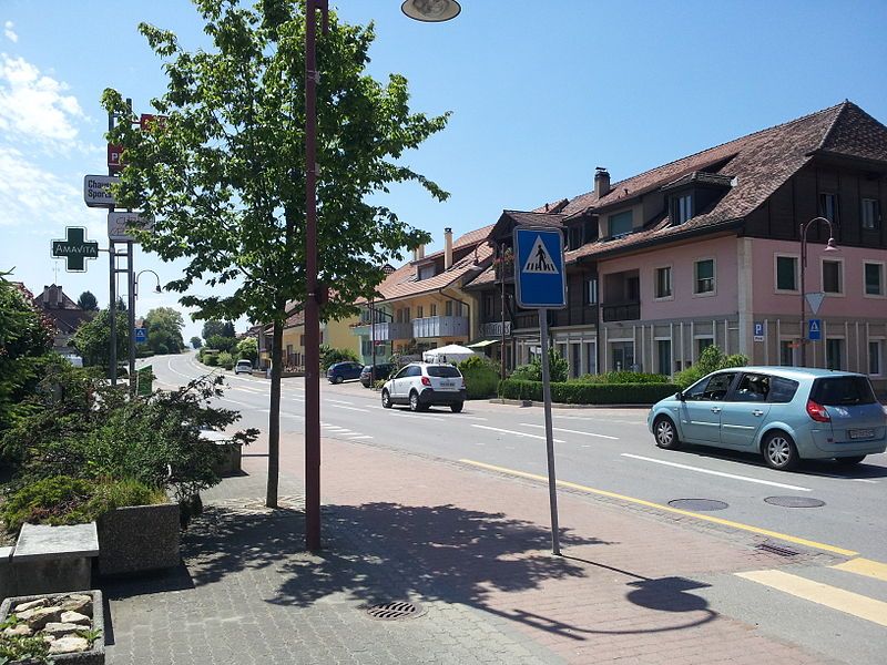 File:Rue Centrale, Domdidier.jpg