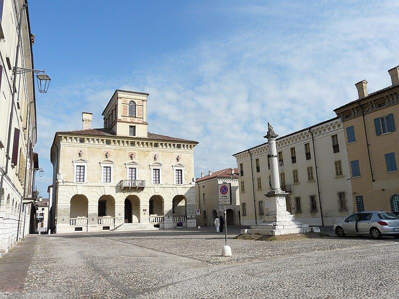 File:Sabbioneta-piazza ducale.jpg