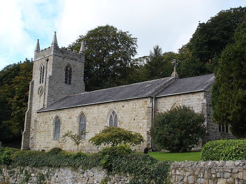 File:St Cyngar, Llangefni.jpg