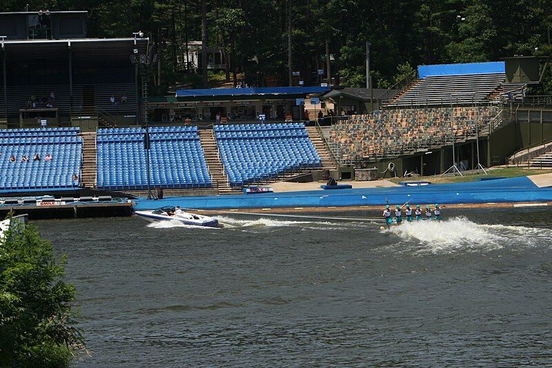 File:TommyBartlettWaterShowGrandstands.jpg