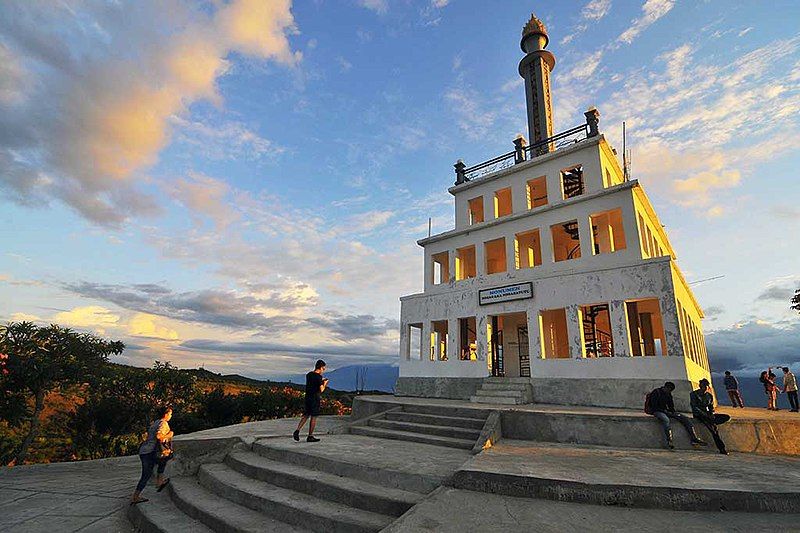 File:Tugu Perdamaian Palu.jpg