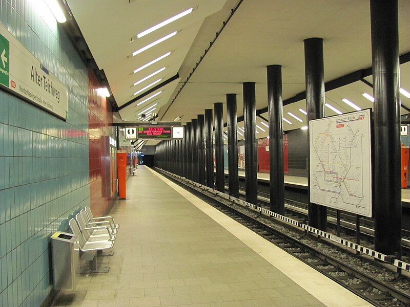 File:U-Bahnhof Alter Teichweg.jpg