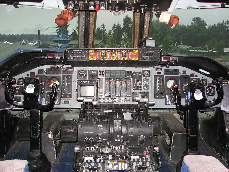 File:C-141 Starlifter Cockpit.JPG