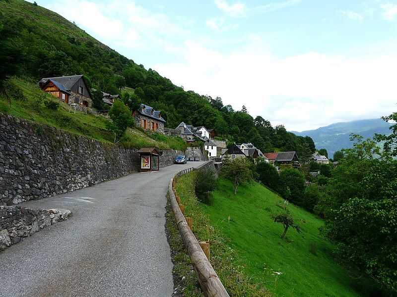 File:Cazaril-Laspènes village.jpg