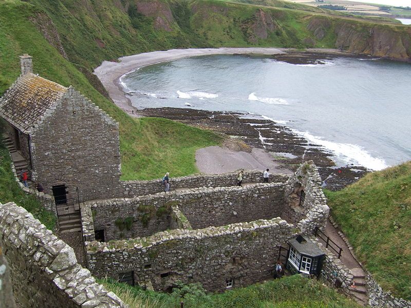 File:Dunnottar Castle gatehouse.jpg