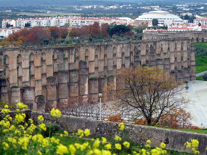 File:Elvas Aqueduct 01.jpg