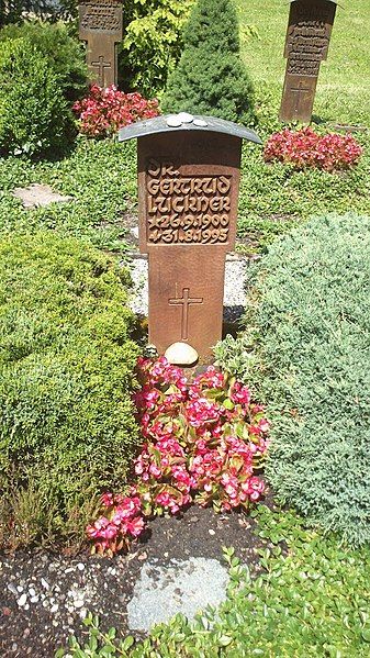 File:Gertrud Luckner Grave.jpg