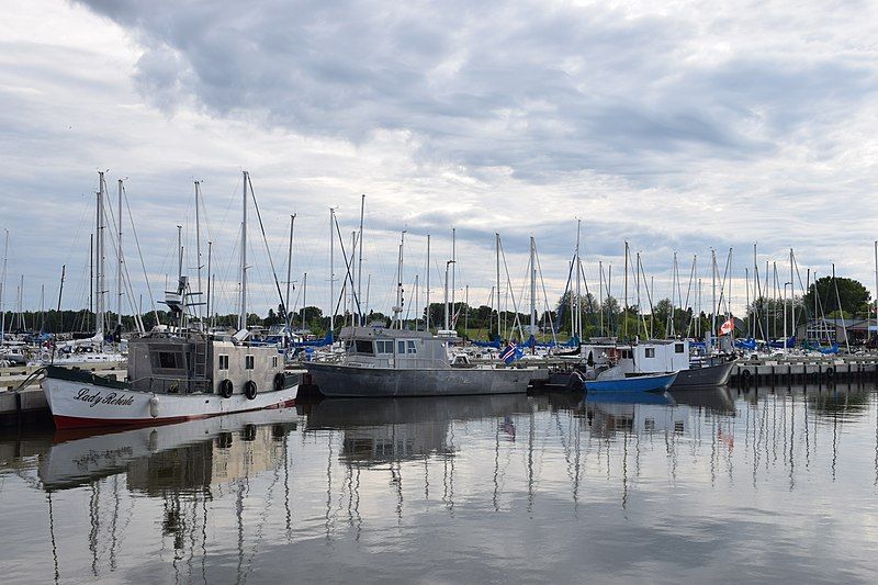 File:Gimli fishing vessels.jpg