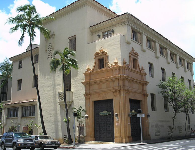 File:Honolulu-old-Police-Station-front.JPG