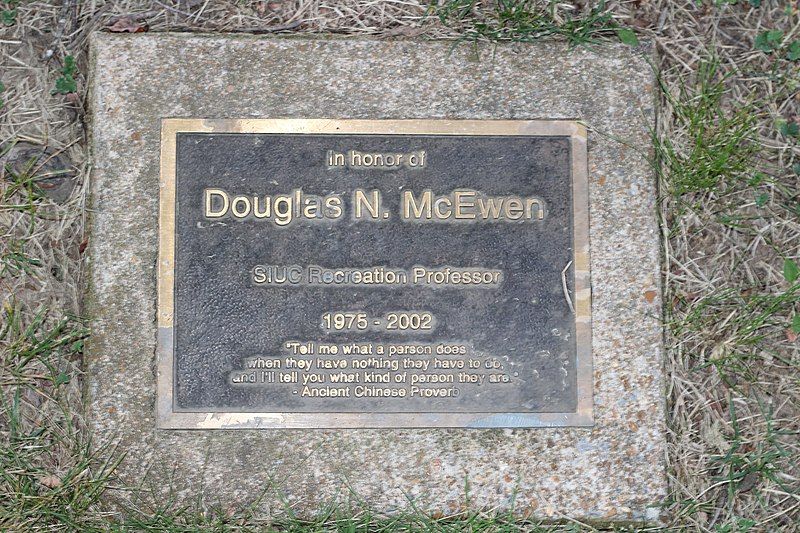 File:McEwen Memorial.jpg