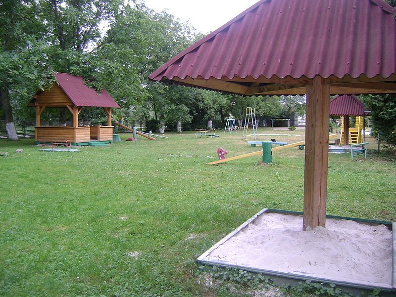 File:Playground in Zadnistrianske.jpg