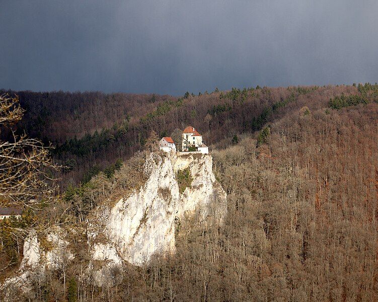 File:Schloss Bronnen 01.April.2018.jpg