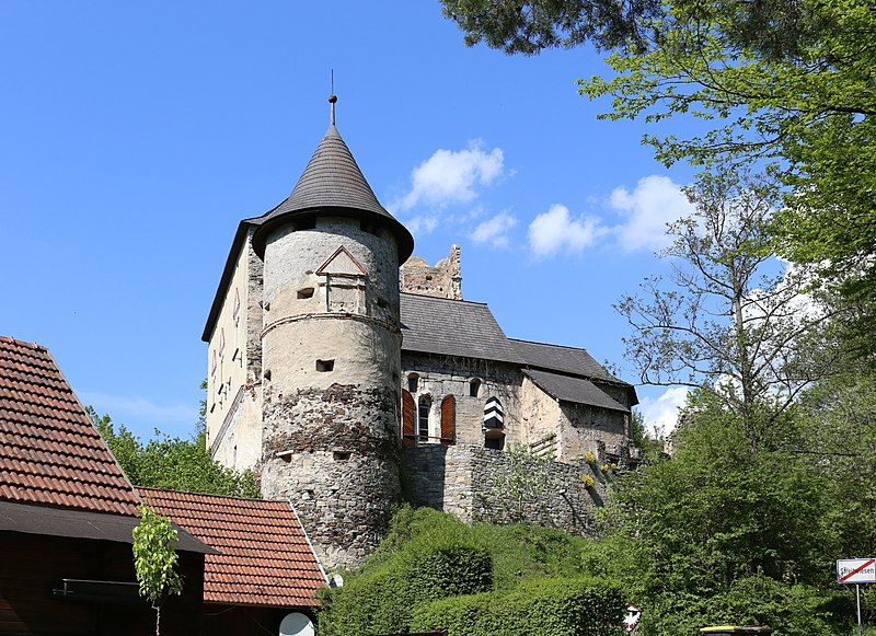 File:Streitwiesen - Burg.JPG