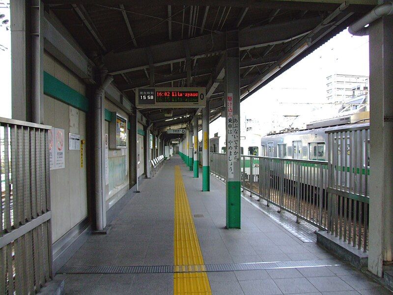 File:TokyoMetro-C19-Ayase-station-platform-0-20060404.jpg