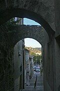 The côte Saint-Martin. In the distance, the ruins of the Château de Crussol (Ardèche)