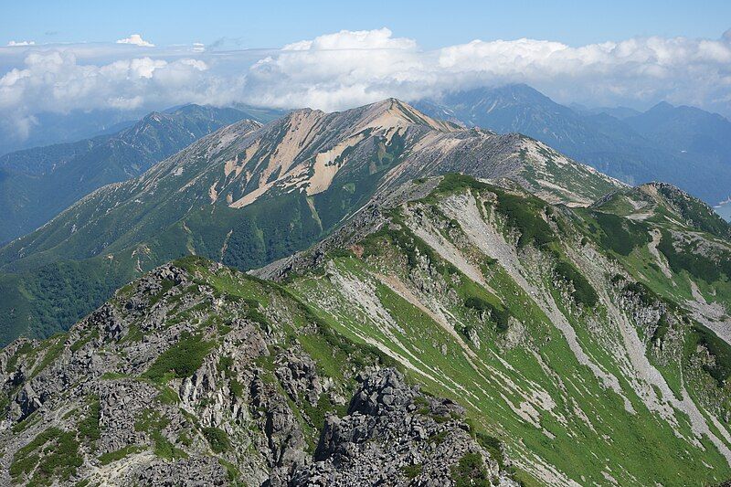 File:水晶岳からの赤牛岳.jpg