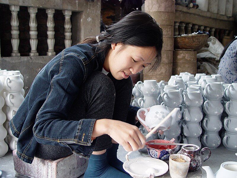 File:Bat-Trang-Ceramic-Village6.jpg