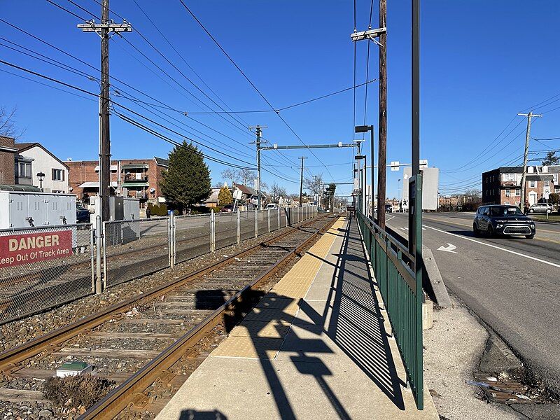 File:Beverly Road station.jpg