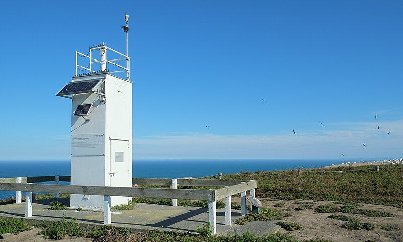 File:Cape Kidnappers lighthouse.jpg