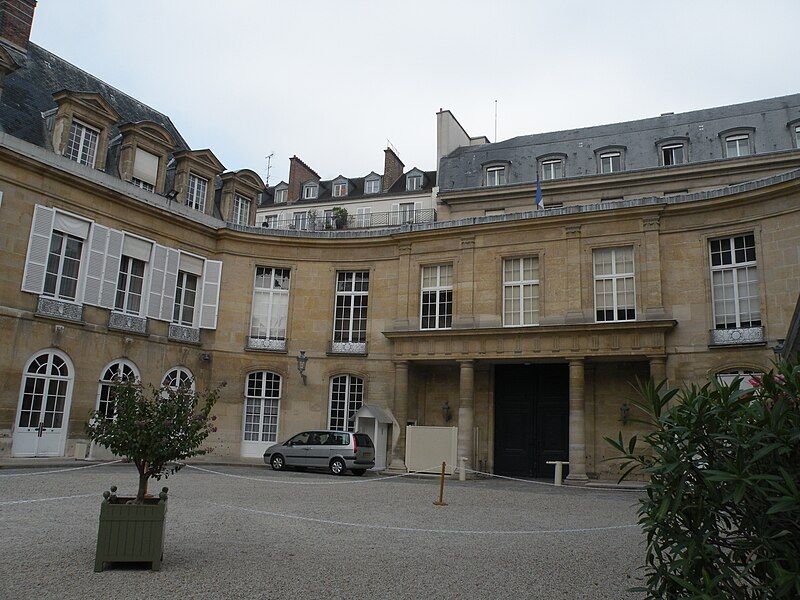 File:Cour petit luxembourg.JPG