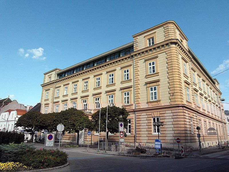 File:Korneuburg-Bezirksgericht-Hauptplatz.jpg