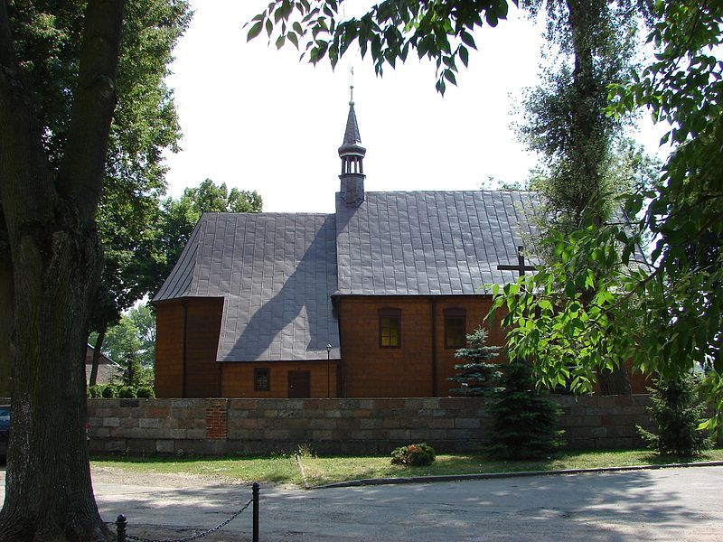 File:Pęczniew, the church.jpg