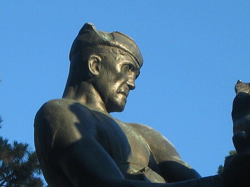 File:River Driver Statue.JPG