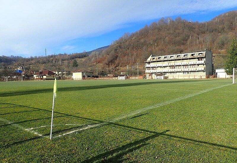 File:Stadionul Minerul (Uricani).jpg