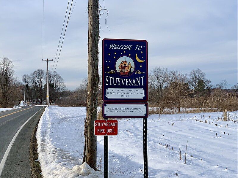 File:Stuyvesant Town signage.jpg