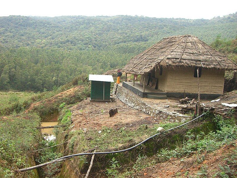 File:Topstation Pucca hut.jpg