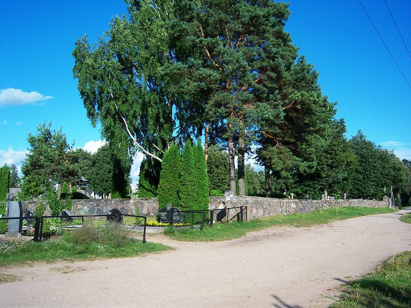 File:Traupis, kapinės.JPG