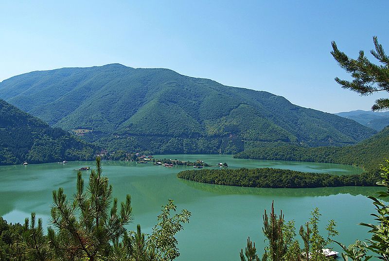 File:VachaLake.jpg