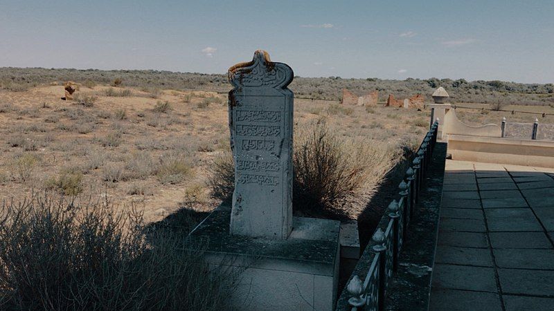 File:Altynzhar Grave.jpg