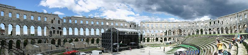 File:Amphitheater Pula innen.jpg