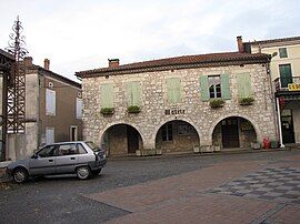 Bourg-de-Visa village hall