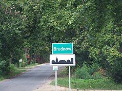 Road sign leading to Brudnów Stary