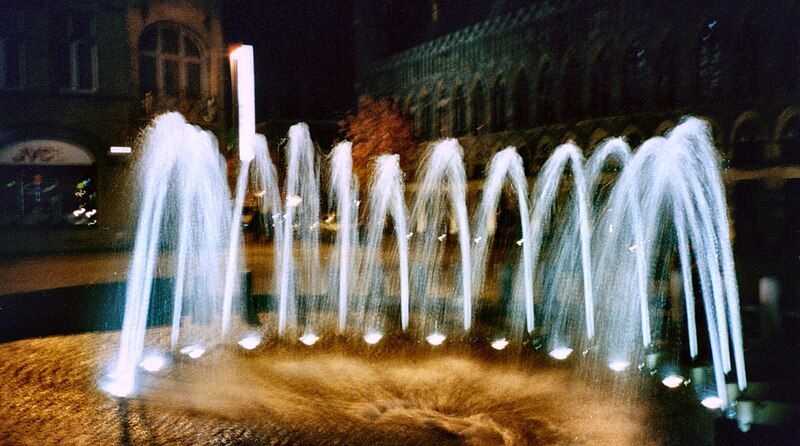 File:Fountain-grote-markt-ieper.redvers.jpg