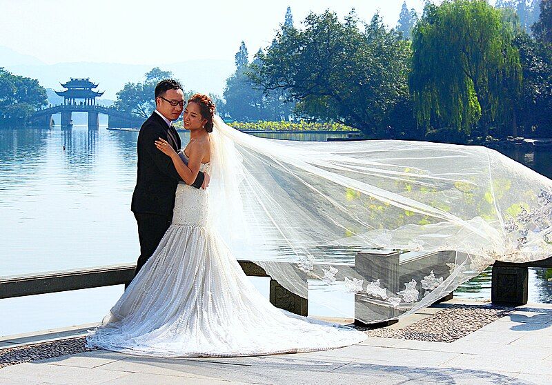 File:Hochzeitspaar am Westsee.jpg