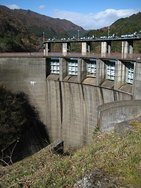 File:Nakanojo Dam.jpg