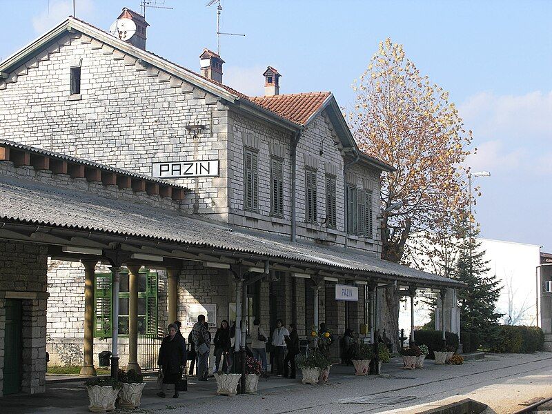 File:Pazin railway station.JPG