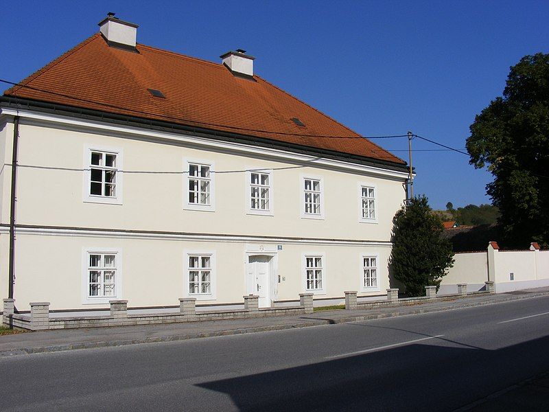 File:Pfarrhof Hauskirchen.jpg