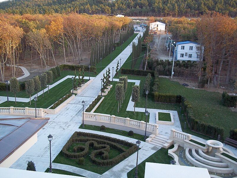 File:Putin palace lawn.jpg