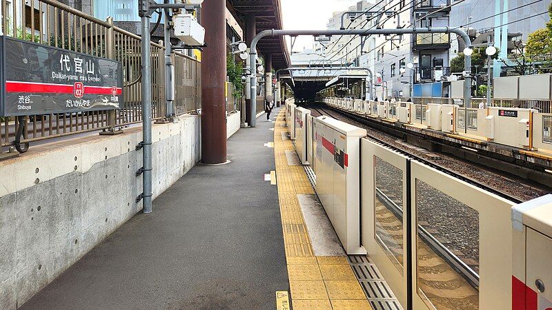 File:Tokyu-railway-TY02-Daikan-yama-station-platform-20230402-162835.jpg