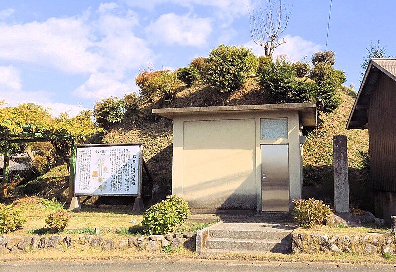 File:Tsukahanazuka Kofun.jpg