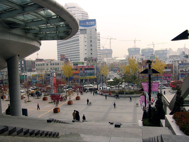 File:Yongsan Station Plaza.jpg