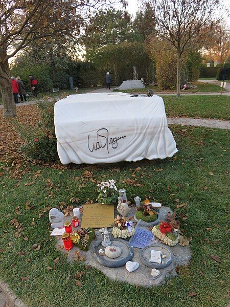 File:2018-12-17-udo-juergens-centralfriedhof.jpg