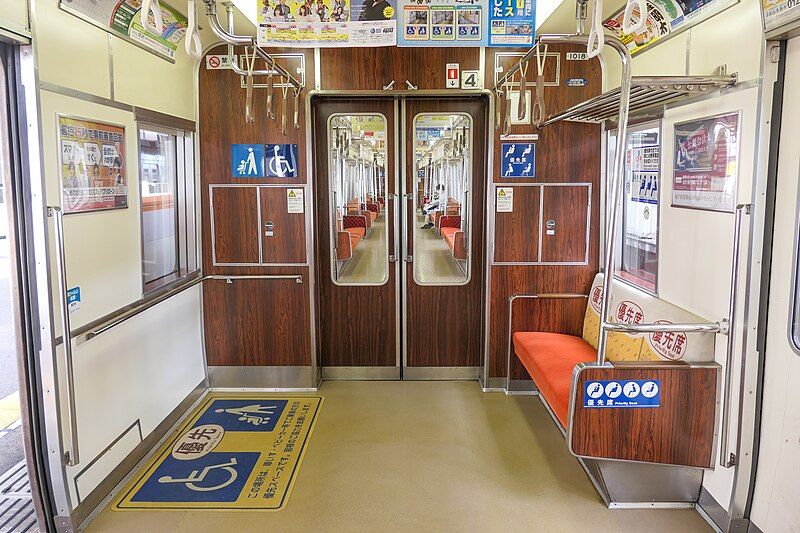 File:Fukuoka-Series1000 Inside Free-space.jpg