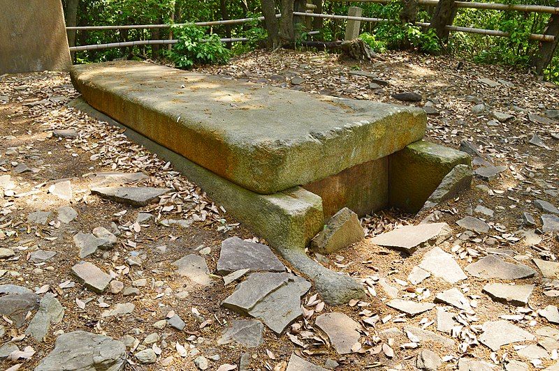 File:Matsuokayama Kofun, sekkan.jpg